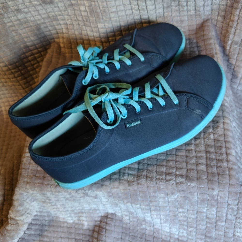 EUC washable reebok sneakers size 9.5/10